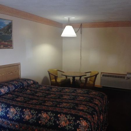 סליסבורי Knotty Pine Motel מראה חיצוני תמונה