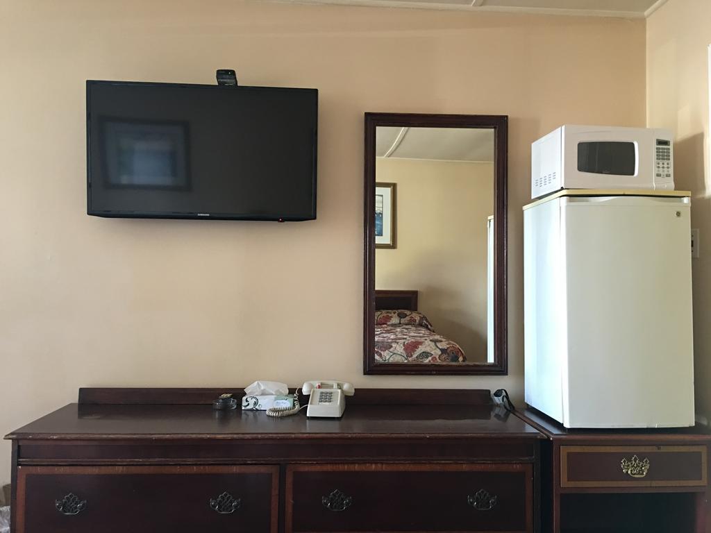 סליסבורי Knotty Pine Motel מראה חיצוני תמונה