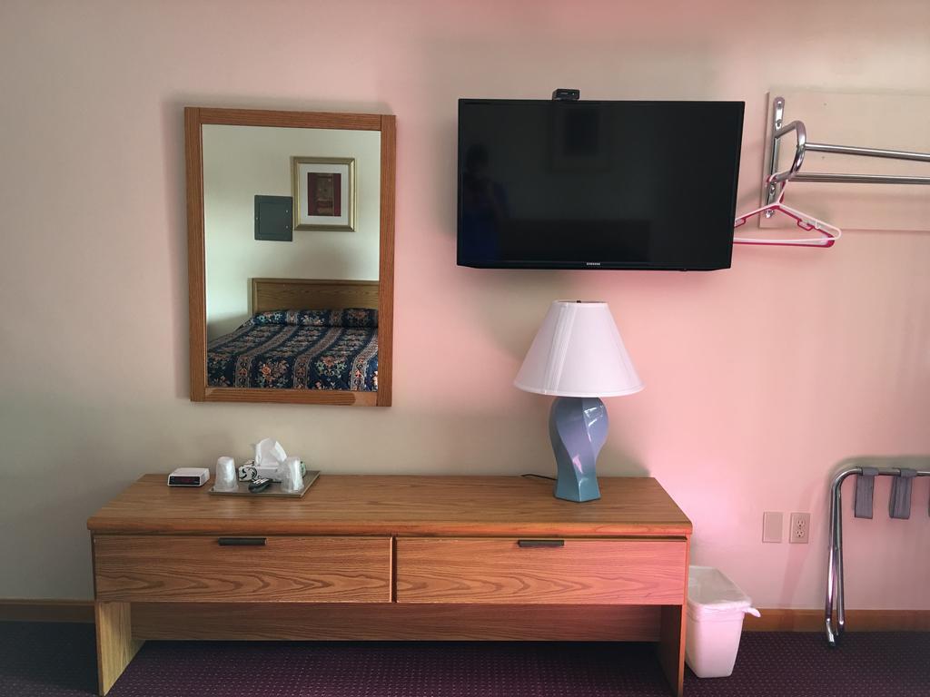 סליסבורי Knotty Pine Motel מראה חיצוני תמונה